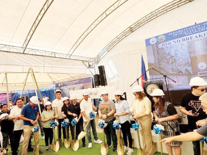 Mayor Alfredo Abelardo Benitez leads the groundbreaking ceremony for the P223-million rehabilitation of the old Bacolod city hall on Luzuriaga-Araneta Streets, Barangay 13 on Tuesday, August 6. MAE SINGUAY/PN