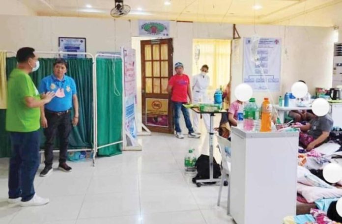 Gov. Arthur Defensor Jr. checks the Dr. Ricardo Y. Ladrido Memorial Hospital in Lambunao, Iloilo amid a surge in dengue cases across the province. The hospital currently has 17 dengue in-patients. As of August 17, Lambunao recorded 216 cases with one death. PHOTO FROM BALITA HALIN SA KAPITOLYO