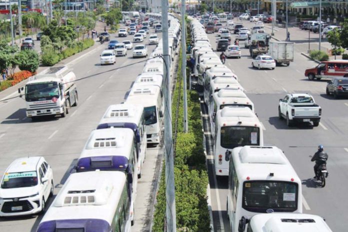 For two hours on August 5, minibuses carried out a “unity caravan” in Iloilo City to show support to the national government’s Public Transport Modernization Program. AJ PALCULLO/PN