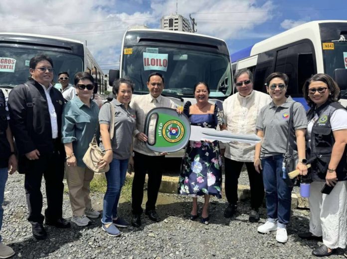 Gov. Arthur Defensor Jr. of Iloilo receives a mobile primary care facility from First Lady Marie Louise “Liza” Marcos in Cebu City on August 6, 2024. Photo from Balita Halin sa Kapitolyo