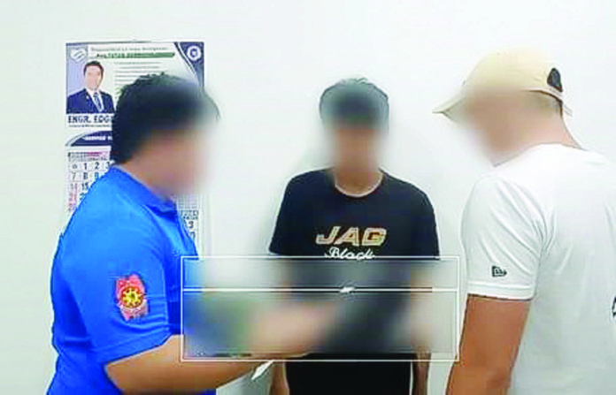 Alias “Ronald” (center), the No. 6 most wanted person in Western Visayas, was arrested for murder in Valderrama, Antique. PRO-6 PHOTO