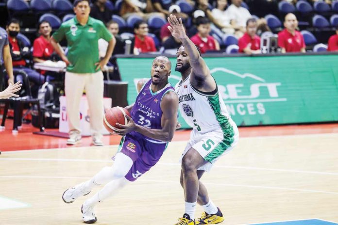 Converge FiberXers’ Scotty Hopson attacks the defense of Terrafirma Dyip’s Antonio Hester inside. PBA PHOTO