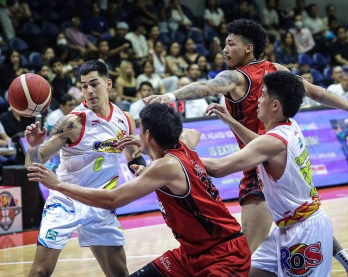 Rain or Shine Elasto Painters’ Caelan Tiongson battles two Blackwater Bossing players for the loose ball. PBA PHOTO