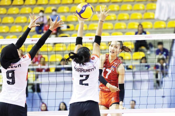 Alas Pilipinas Women’s Thea Gagate scores against two Indonesian defenders. PHOTO COURTESY OF THAILAND VOLLEYBALL ASSOCIATION