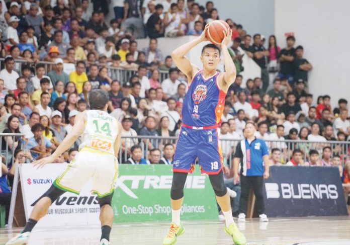 Justine Baltazar leads Pampanga Giant Lanterns in their lopsided win over Iloilo United Royals. MPBL PHOTO