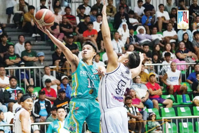 Felipe Chavez delivered timely conversions for Negros Muscovados in the fourth quarter of their win over Muntinlupa Cagers. MPBL PHOTO