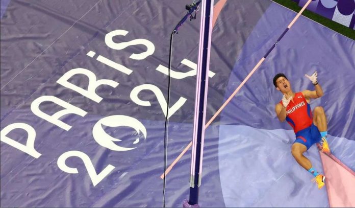 Filipino pole vaulter Ernest John Obiena reacts as he falls short in the 5.95-meter mark of the 2024 Paris Olympics men’s pole vault finals. REUTERS