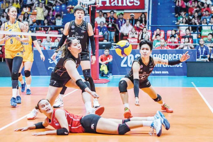 Cignal HD Spikers’ Frances Xinia Molina and Gel Cayuna tries to save the ball. PVL PHOTO