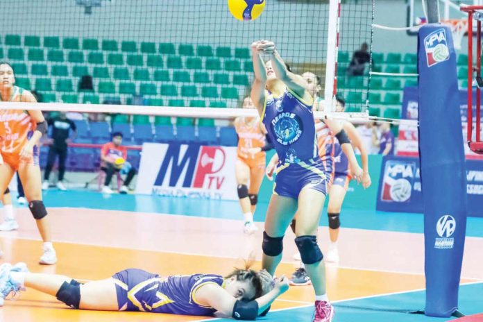 Negros-ICC Blue Hawks’ Gelah Lopez tries to save the ball from going out. MPVA PHOTO