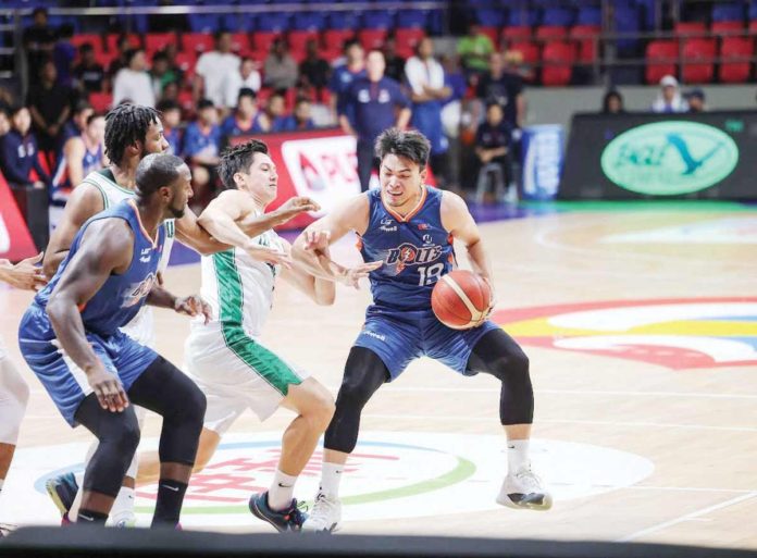 Meralco Bolts’ Kier John Quinto tries to ward off the defense of Terrafirma Dyip’s Andreas Cahilig. PBA PHOTO