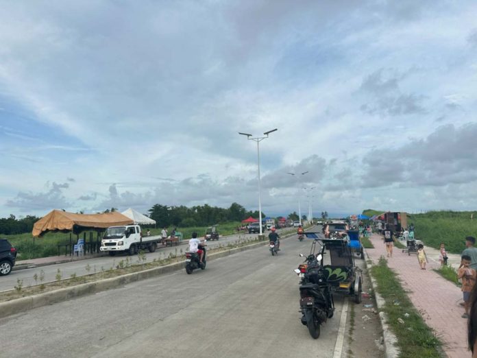 The Bacolod City Council, following a public consultation on Wednesday, August 14, says members of the Bag-ong Dalan Cabug Alliance of Small Entrepreneurs can still continue doing business along the Bacolod-Negros Occidental Economic Highway at their own risk. MAE SINGUAY/PN