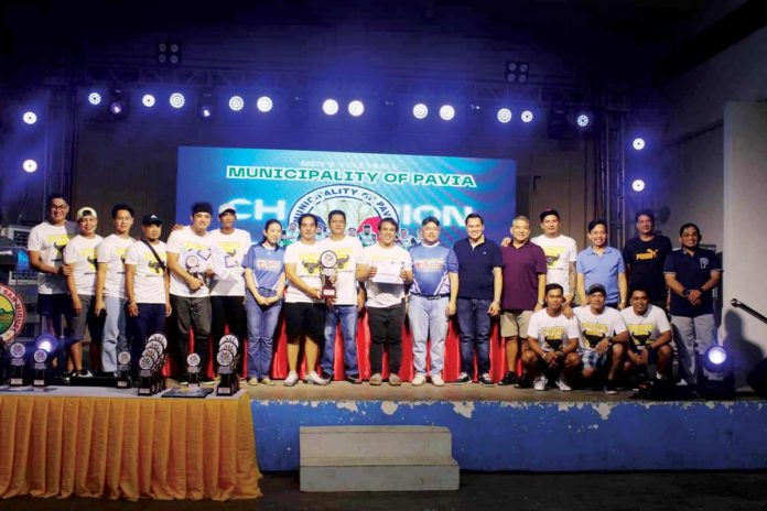 Pavia won most of the major awards during the pahampang. Photo shows the town’s officials led by Mayor Luigi Gorriceta (6th standing from right), athletes and coaches.