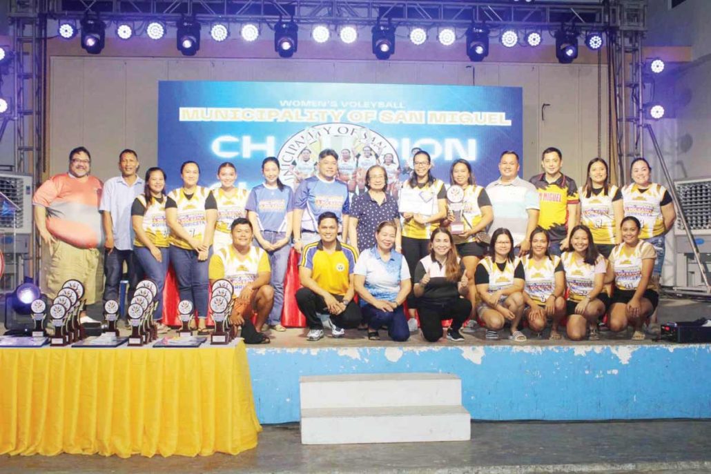 Players from the Municipality of Santa Barbara with Mayor Dr. Dennis Superficial (8th from left)