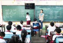 A public school teacher and her students during a classroom exercise. INQUIRER FILES