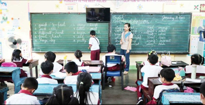 A public school teacher and her students during a classroom exercise. INQUIRER FILES