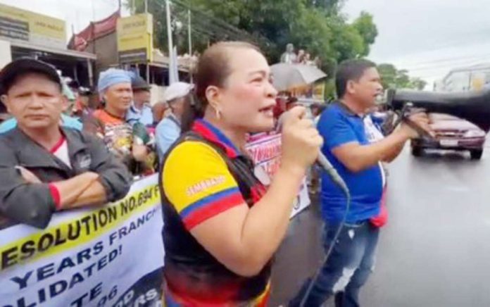 Kabakod-Knetco president Lilian Sembrano (left) and BACOD-Manibela president Rudy Catedral lead the protest without a permit outside a hotel on Lacson Street, Bacolod City on Wednesday, Sept. 18, 2024. CONTRIBUTED PHOTO/PNA