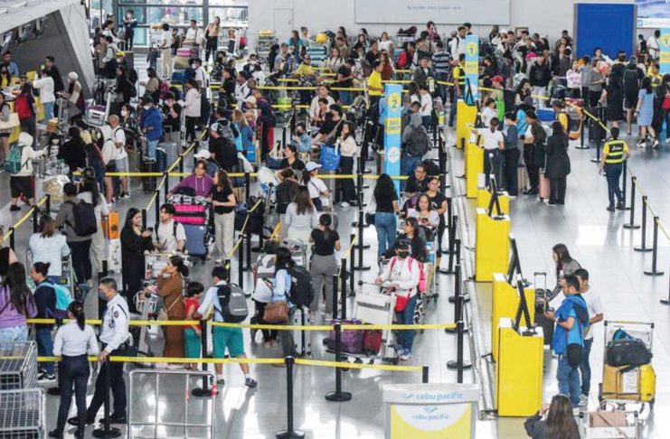 Outbound travelers queue at the Ninoy Aquino International Airport Terminal 3 check-in and immigration counters. MARIA TAN/ABS-CBN NEWS PHOTO