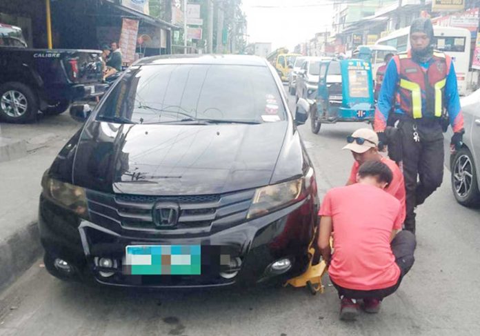 The enforcement and clearing team of Iloilo City Traffic and Transportation Management Office conducted clamping operations in Barangay Fajardo, Jaro district on Wednesday, Sept. 11. TRAFFIC AND TRANSPORTATION MANAGEMENT OFFICE PHOTO