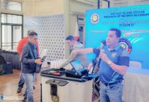 Negros Island Region Commission on Elections Assistant Director Dindo Maglasang (right) conducts the automated counting machine demonstration as part of the preparations for the May 2025 national and local elections at the Capitol Social Hall in Bacolod City on Saturday, Sept. 14, 2024. PIA NEGROS OCCIDENTAL PHOTO