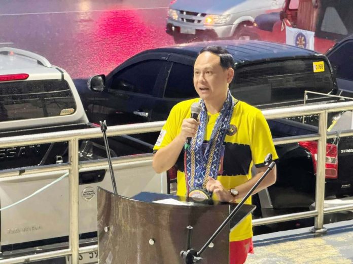 Gov. Arthur Defensor Jr. advises residents of Iloilo province against wading in floodwaters whenever possible and seeking immediate medical attention if symptoms of leptospirosis appear. BALITA HALIN SA KAPITOLYO PHOTO