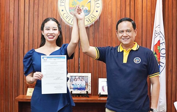 “We chose Mayor Lee Ann Debuque (as running mate) because she is intelligent, dynamic, competitive, and hardworking. She is one of the mayors who frequently visit my office to follow up and work on matters. We appreciate her attitude, and her municipal government’s competitiveness,” says Iloilo’s Gov. Arthur Defensor Jr.