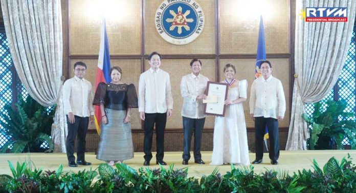 Social Welfare Officer Ann Rapunzel Ganzon of the Iloilo provincial government’s Social Welfare and Development Office receives her 2024 Presidential Lingkod Bayan award from President Ferdinand “Bongbong” Marcos Jr. With her is her father, Iloilo City’s Vice Mayor Jeffrey Ganzon. PHOTO BY RADIO TELEVISION MALACAÑANG - RTVM