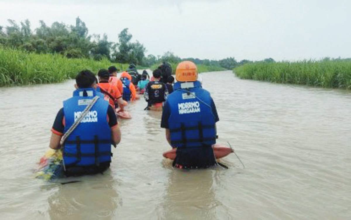 A disaster response team assists residents of a flooded area during a preemptive evacuation in Hinigaran, Negros Occidental, on Monday, Sept. 16, 2024. BUREAU OF FIRE PROTECTION-HINIGARAN FIRE STATION PHOTO