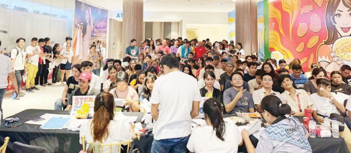 The Commission on Elections in Iloilo City says the number of applicants surged by almost 300% during the final day of voters’ registration on Monday, Sept. 30, 2024. Photo shows last-minute registrants at Festive Walk Mall in Mandurriao district as of 4:45 p.m. yesterday. MAI LADIAO/PN