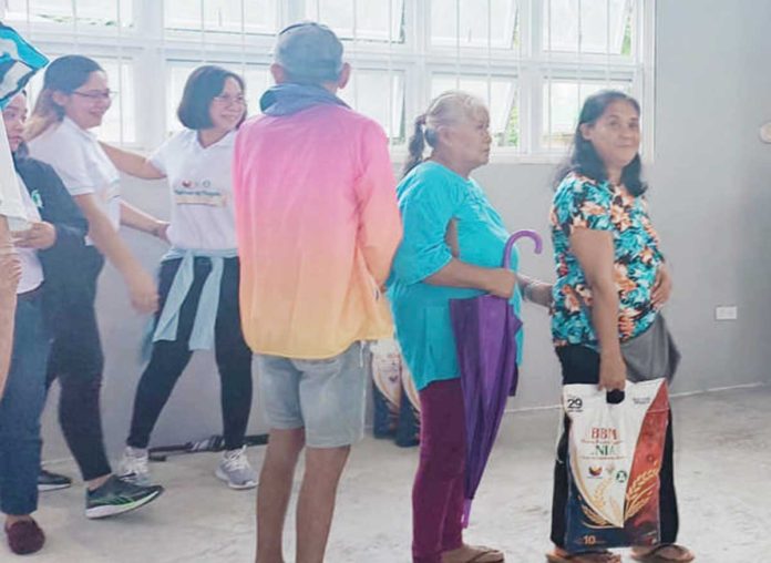 Indigent Ilonggos avail themselves of rice at a subsidized price of P29 per kilogram at the Kadiwa Ng Pangulo store of the National Irrigation Administration in Barangay Tacas, Jaro, Iloilo City. PIA ILOILO PHOTO