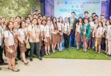 SM Engineering and Design Development President Hans “Chico” Sy, Jr. (center) connects with students in Iloilo at the Eco-Forum titled “People, Parks, Pavements, and Palate,” held at the SM City Iloilo Cinema.