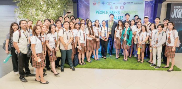 SM Engineering and Design Development President Hans “Chico” Sy, Jr. (center) connects with students in Iloilo at the Eco-Forum titled “People, Parks, Pavements, and Palate,” held at the SM City Iloilo Cinema.