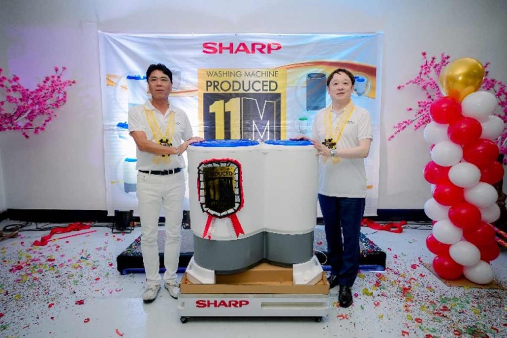 Mr. Kazuo Kito (President and General Manager of Sharp Philippines) delivers a speech and unveils the 11 millionth washing machine, joined by Mr. Masanori Komori (General Manager, Head of Cleaning Appliance & Laundry Business Smart Appliance & Solution Business Unit)