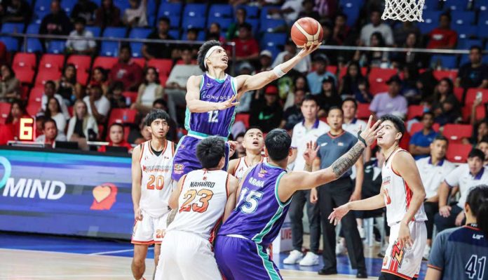 Converge FiberXers’ Alec Stockton attacks the basket for a layup. PBA PHOTO