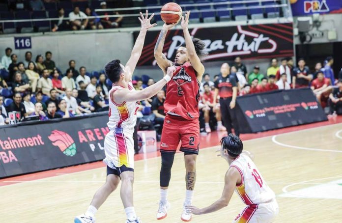 Blackwater Bossing guard Sedrick Barefield shoots over the defense of Phoenix Fuel Masters’ Kenneth Tuffin. PBA PHOTO