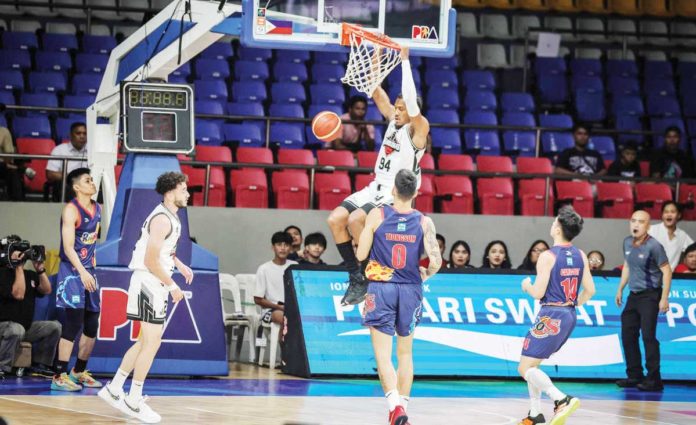 Blackwater Bossing’s George King Jr. scores on a two-handed dunk. PBA PHOTO