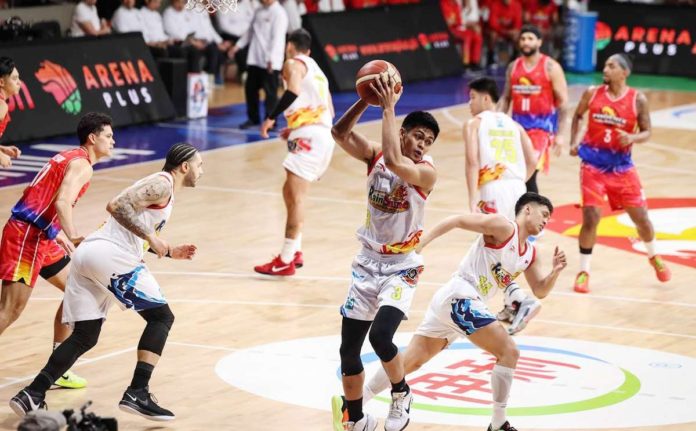 Rain or Shine Elasto Painters’ Gian Mamuyac collars the rebound. PBA PHOTO