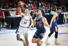 Converge FiberXers’ Alec Stockton tries to score against the defense of Meralco Bolts’ Brandon Bates. PBA PHOTO