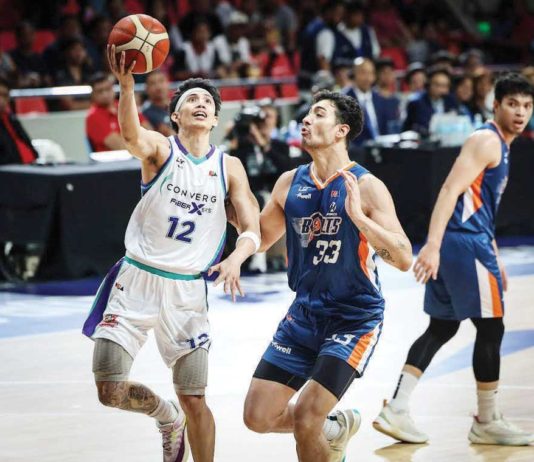 Converge FiberXers’ Alec Stockton tries to score against the defense of Meralco Bolts’ Brandon Bates. PBA PHOTO