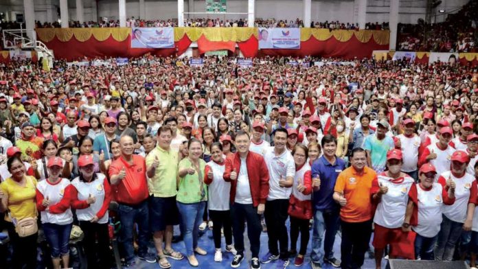 Uswag Ilonggo party-list’s Cong. Jojo Ang (center), Executive Assistant Raisa Treñas of Iloilo City’s Mayor Jerry Treñas and city councilors show full support to 6,800 beneficiaries of the Department of Labor and Employment’s (DOLE) Tulong Panghanapbuhay sa Ating Disadvantaged / Displaced Workers (TUPAD) program.