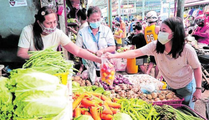 A vendor sells vegetables to a customer at stall in Marikina Public Market in Marikina City. Wholesale price growth in the country has slowed to its lowest level in over five years – the slowest since the pandemic began, while retail price growth in Metro Manila also cooled down in August thanks to improved economic conditions, according to the Philippine Statistics Authority. INQUIRER FILE PHOTO / GRIG C. MONTEGRANDE