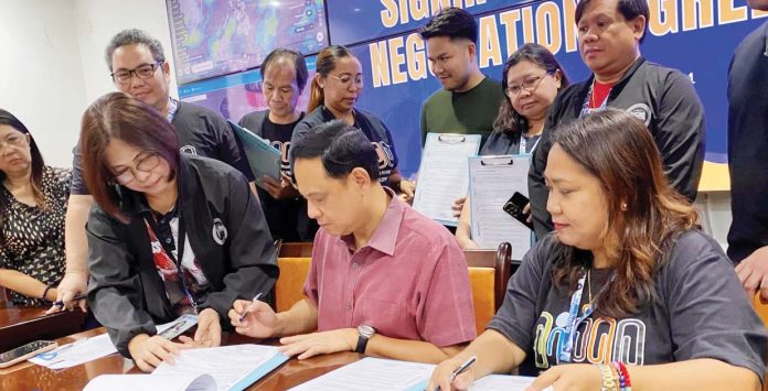 Gov. Arthur Defensor Jr.; Ma. Airis Penetrante, president of the Association of Iloilo Provincial Government Employees; and Atty. Renee Valencia, head of the Provincial Human Resource Management and Development Office, signed the Collective Negotiation Agreement (CNA) incentive of the government employees to be released in December 2024. BALITA HALIN SA KAPITOLYO/FB PHOTO