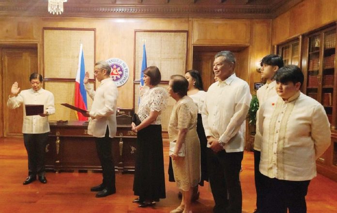 Former Cavite governor Juanito Victor “Jonvic” Remulla takes his oath as the new Secretary of the Department of Interior and Local Government before President Ferdinand Marcos Jr. in Malacañang. MPC POOL PHOTO