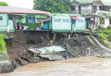 Heavy rains and strong winds brought by Severe Tropical Storm Kristine trigger a landslide and massive flooding on the riverside of Barangay San Francisco, Guinobatan, in Albay, forcing many residents to flee to evacuation centers. MARK ALVIC ESPLANA, PHILIPPINE DAILY INQUIRER