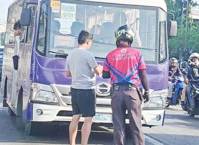 A minibus driver was placed under citizen's arrest after he crumpled and threw away a temporary operator’s permit issued to him by a traffic enforcer following a traffic violation. ILOILO CITY TRAFFIC MANAGEMENT UNIT FB PHOTO