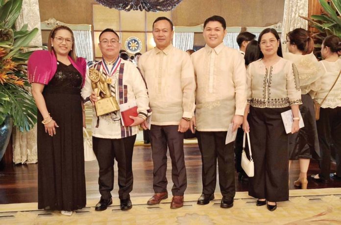 Public School District Supervisor of the Districts of Bugasong and Valderrama (Antique) Daryl Berdin Arguelles and Schools Division Superintendent Dr. Nicasio Frio, with Civil Service Commission - Antique provincial director Andre Ladigohon and other CSC personnel. Photo from Decelyn Arguelles