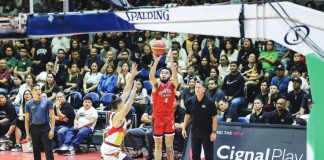 Barangay Ginebra San Miguel Kings’ Rhon Jhay Abarrientos pulls up for a basket against the defense of San Miguel Beermen’s Marcio Lassiter. PBA PHOTO