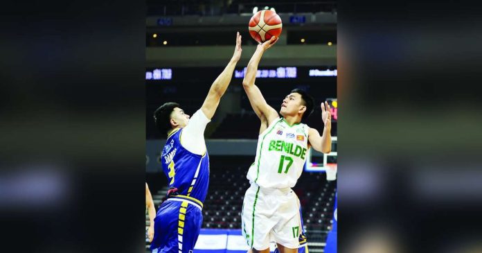 College of St. Benilde Blazers’ Jhomel Ancheta attempts a one-hander against a Jose Rizal University Heavy Bombers’ defender. PHOTO COURTESY OF NCAA/GMA SPORTS