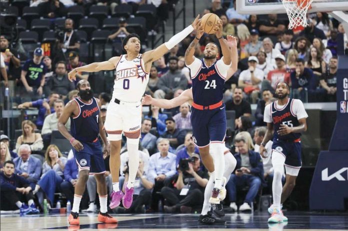 Phoenix Suns’ Ryan Dunn and Los Angeles Clippers’ Norman Powell battle for the loose ball. AP