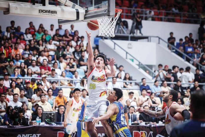 Rain or Shine Elasto Painters’ Leonard Santilaln attacks the defense of Magnolia Chicken Timplados Hotshots’ Aris Dionisio for an inside hit. PBA PHOTO