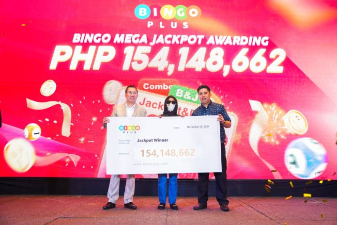 (L-R) DigiPlus President Mr. Andy Tsui along with the Bingo Mega jackpot winner and PAGCOR Representative posing for a quick photo opportunity during the awarding ceremony